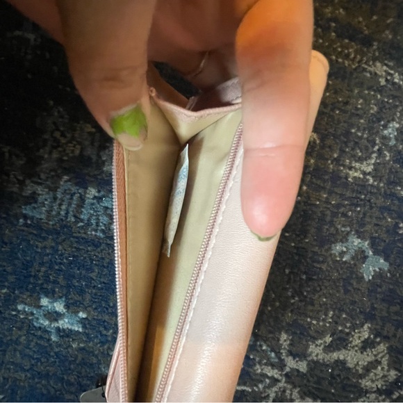 NWT guess wallet - Picture 3 of 4